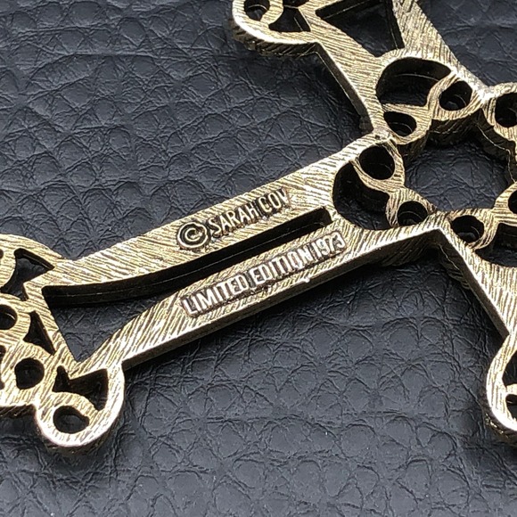Sarah Coventry Victorian Cross Pendant Necklace 1973 Limited Edition Vintage - Picture 5 of 9